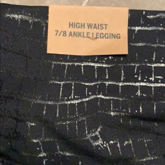 Pink Victoria's Secret blk snakeskin print legging - Picture 3 of 10